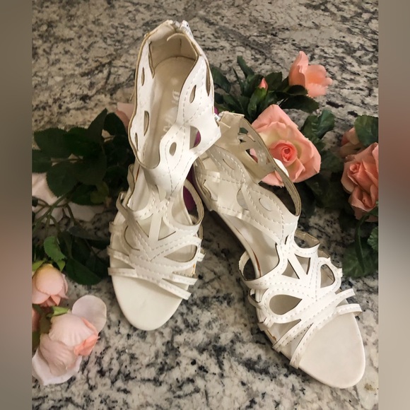 Diviana Zip Back Low Healed Wedges Womens Size 10 White with 2” Heels New In Box - Picture 11 of 12